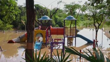 forte inundação dentro residencial áreas dentro norte tailândia. Parque infantil inundado depois de monção chuvas. video
