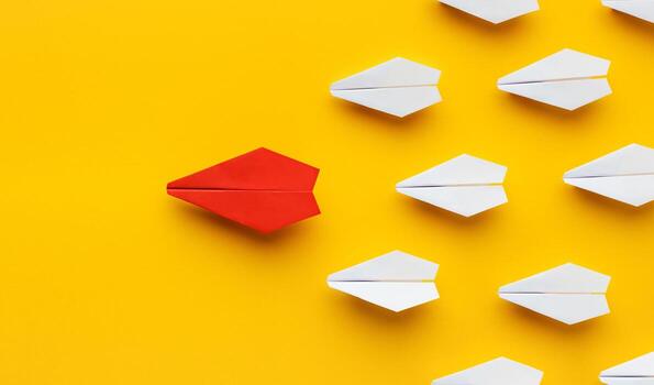 opinión liderazgo. rojo papel avión líder otro vistoso unos, influir el multitud, amarillo fondo, panorama foto