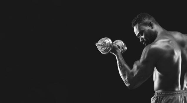 un hombre ascensores un pesa con su Derecha brazo, su músculos tenso. foto