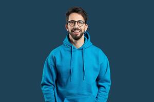 un hombre con un azul capucha y lentes es en pie en el imagen. él aparece a ser mirando Derecho adelante. el atención es en su atuendo y facial características. foto