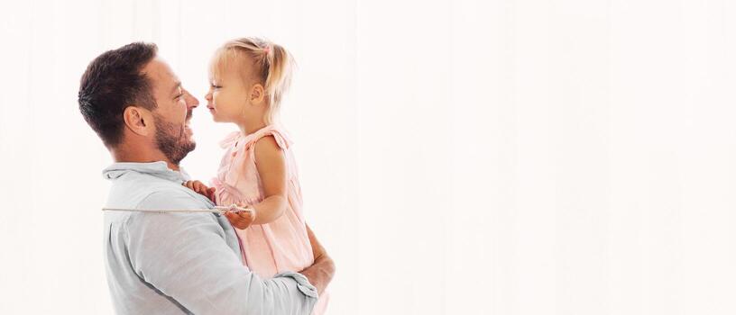 de papi pequeño muchacha. amoroso hija besos su Cuidado padre sentado en su manos. blanco fondo, gratis espacio foto