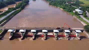 aéreo Visão do a barragem comportas com rápido fluxo do água dentro a chuvoso temporada. barragem água liberar, barragem excesso de capacidade depois de pesado chuva. video