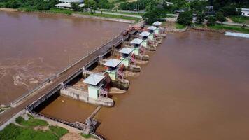 aéreo Visão do a barragem comportas com rápido fluxo do água dentro a chuvoso temporada. barragem água liberar, barragem excesso de capacidade depois de pesado chuva. video