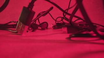 emaranhado USB cordas às vermelho iluminação do estúdio quarto video