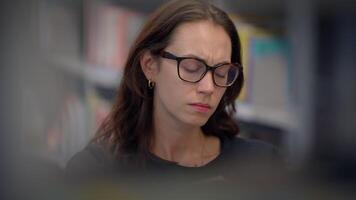 uma focado jovem mulher diligentemente estudando dentro uma pacífico biblioteca configuração para excel video