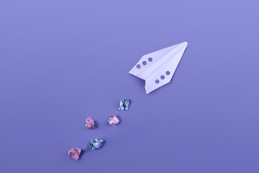 papel avión de colores en de moda Violeta color foto