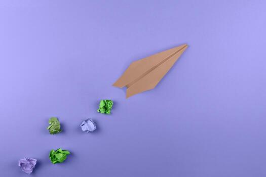 papel avión de colores en de moda Violeta color foto