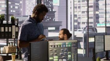 computador cientista retomar trabalhos depois de passeando dentro área de trabalho, fazendo Programas depuração usando pc. homem caminhando com tábua dentro escritório, fixação codificação problemas usando computador, Câmera uma video