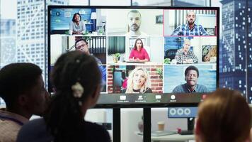 geral Gerente começa uma encontro em conectados Videoconferência ligar dentro a sala de reuniões, discutindo sobre atualizações com dele funcionários. o negócio associados revendo financeiro planejamento para crescimento. Câmera uma. video