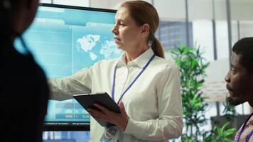grupo do o negócio associados discutindo projeto desenvolvimento planos, aproveitando grande dados e avançado analytics para faço informado decisões e realçar fluxo de trabalho. multinacional empresa. Câmera uma. video