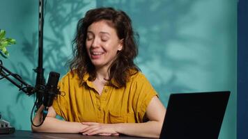 innehåll producent använder hög kvalitet inspelning redskap till skjuta inledande segmentet för vlog kanal. media stjärna välkomnar hängiven fläkt gemenskap, införande i dag ämne video