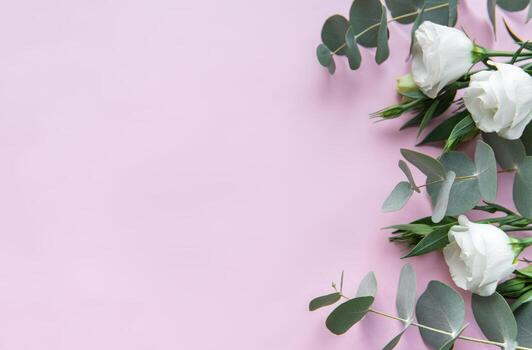 suave blanco rosas y eucalipto hojas arreglado en un ligero rosado fondo, Perfecto para un Boda o evento decoración foto