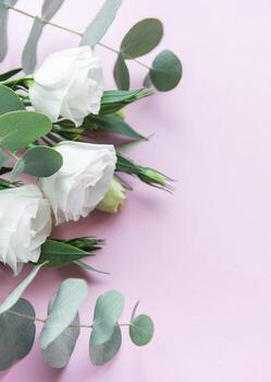 suave blanco rosas y eucalipto hojas arreglado en un ligero rosado fondo, Perfecto para un Boda o evento decoración foto