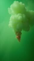 camara lenta realista representación de verde niebla con creciente rojo vapores en un atmosférico ambiente foto