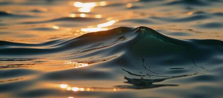 de tono dorado superficie olas de el mar presentando texturizado resplandeciente aguas y ondulación Dom miradas foto