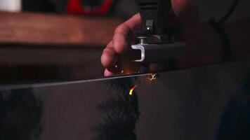närbild bild av en man skärpa åka skidor kanter med skärpning verktyg på de verkstad innehav himmel i vice video