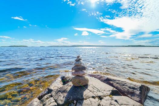pirámide de piedras inestable equilibrar de Roca objetos. idílico estado de naturaleza. foto
