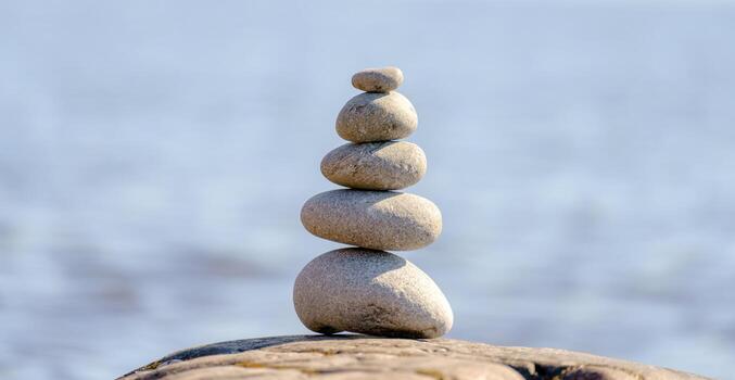 pirámide de piedras inestable equilibrar de Roca objetos. idílico estado de naturaleza. foto