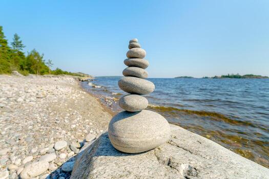pirámide de piedras inestable equilibrar de Roca objetos. idílico estado de naturaleza. foto