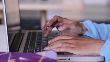 fechar-se do lindo menina mãos concentrando em introduzindo dados de digitando em computador portátil em mesa dentro café fazer compras. para comunicação, anúncio, estilo de vida, entretenimento, o negócio conteúdo video