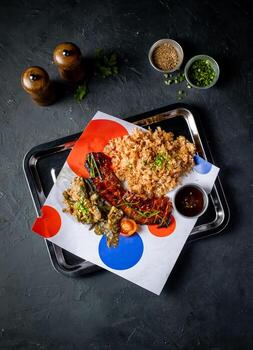 filipino A la parrilla Cerdo barriga con ajo arroz, A la parrilla verduras, y salsa servido en bandeja aislado en gris antecedentes de cerca parte superior ver de plato comida foto