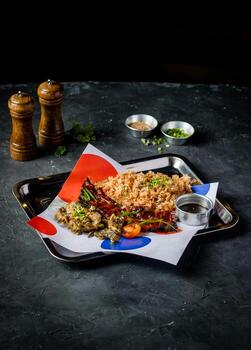 filipino A la parrilla Cerdo barriga con ajo arroz, A la parrilla verduras, cilantro, y salsa servido en bandeja aislado en gris antecedentes de cerca lado ver de plato comida foto