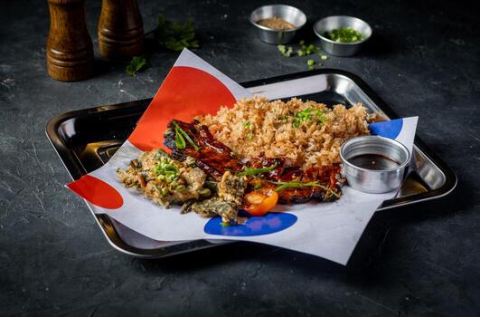 filipino A la parrilla Cerdo barriga con ajo arroz, A la parrilla verduras, cilantro, y salsa servido en bandeja aislado en gris antecedentes lado ver de plato comida foto