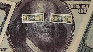 ein schließen oben von ein hundert Dollar Rechnung mit zwei Dollar Rechnungen video