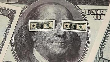 ein schließen oben von ein hundert Dollar Rechnung mit ein Gesicht auf es video