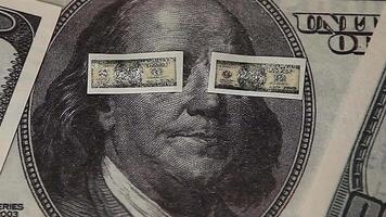 uma fechar acima do uma cem dólar conta com uma face em isto video