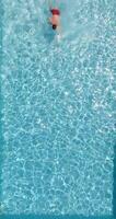 superiore giù Visualizza di un' uomo nel rosso pantaloncini nuoto nel il piscina, lento movimento. video