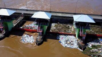aéreo Visão do a barragem comportas com rápido fluxo do água dentro a chuvoso temporada. barragem água liberar, barragem excesso de capacidade depois de pesado chuva. video