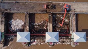 aéreo Visão do a barragem comportas com rápido fluxo do água dentro a chuvoso temporada. barragem água liberar, barragem excesso de capacidade depois de pesado chuva. video