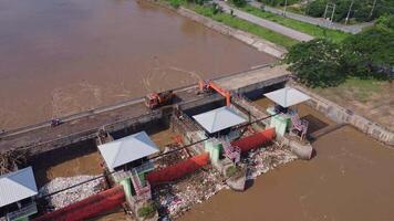 aéreo Visão do a barragem comportas com rápido fluxo do água dentro a chuvoso temporada. barragem água liberar, barragem excesso de capacidade depois de pesado chuva. video