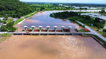 aéreo Visão do a barragem comportas com rápido fluxo do água dentro a chuvoso temporada. barragem água liberar, barragem excesso de capacidade depois de pesado chuva. video