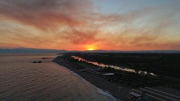 sereno pôr do sol jornada. lancha desliza rio abaixo, caloroso matizes refletindo em água video