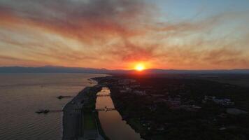aéreo Visão do lancha cruzeiro às pôr do sol suave luz refletindo em calma águas video