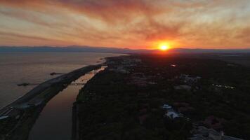suave luz do pôr do sol reflete em água Como lancha cruzeiros rio abaixo dentro calma video