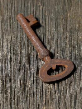 oxidado llave en madera foto