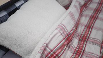 disfrutar acogedor lecho con un clásico rojo tartán modelo y un suave blanco almohada para comodidad video