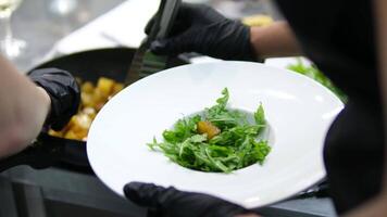 salad with ham make salad with nuts prosciutto with cheese pear and lettuce drizzle with olive oil cooking process step by step video