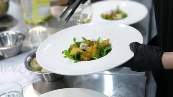 salad with ham make salad with nuts prosciutto with cheese pear and lettuce drizzle with olive oil cooking process step by step video