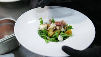 salad with ham make salad with nuts prosciutto with cheese pear and lettuce drizzle with olive oil cooking process step by step video