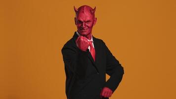 rojo diablo empresario señalando medio dedo en amarillo antecedentes video