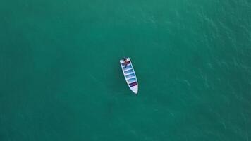 aéreo parte superior ver de un barco comenzando sus motor en el caribe mar a lo largo el costa de el dominicano república. el concepto de aventura, turismo, el poder de naturaleza y el pasión para viajar. video