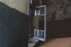 el abierto ventana de un viejo, abandonado, pueblo Tienda foto