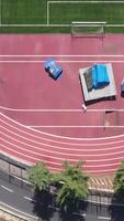 un aéreo ver de un pista con un azul tienda video