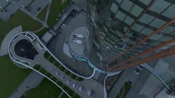 topp se av solnedgång reflexion i fönster av företag höghus. stock antal fot. modern skyskrapa med glas fönster och reflexion. reflexion av stad och solnedgång i fönster av företag byggnad video