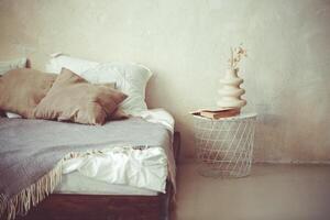 elegante minimalista desván estilo dormitorio interior con cama y metal redondo cabecera mesa con copyspace foto