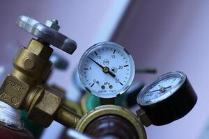 Flow regulator to reduce the pressure of the gas coming from the air compressor. gas pressure gauge in production photo